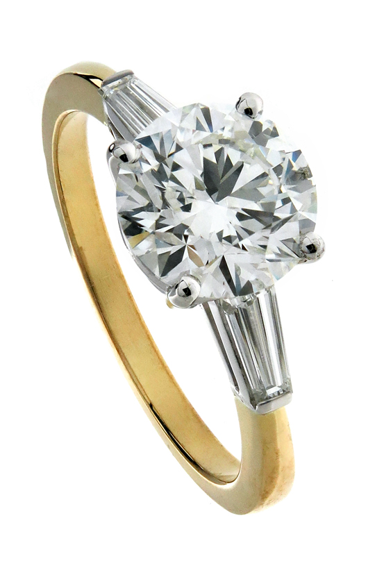 Round brilliant solitaire diamond with tapered side baguettes