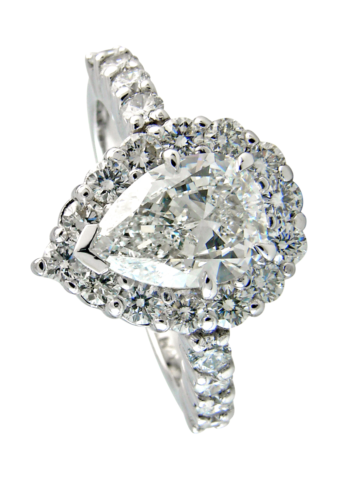 Pear cut diamond with diamond pavé halo and band in white gold 18k