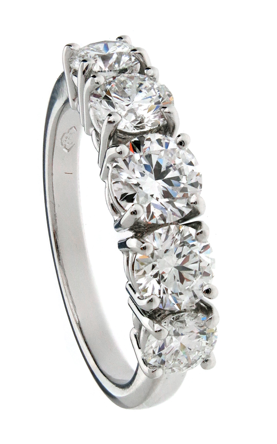 Five round brilliant diamonds in tapered four claw setting in white gold18k