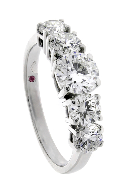 Five gently tapering round brilliant diamonds in white gold 18k