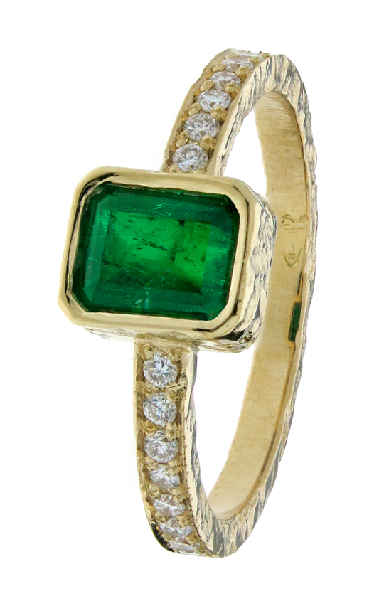 Green Emerald and diamond ring in yellow gold 18k